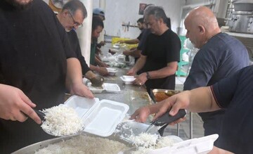 توزیع بیش از ۲۶۰۰ پرس غذای نذری توسط مرکز نیکوکاری مدرسه علمیه فاطمه الزهرا(س) ساوه