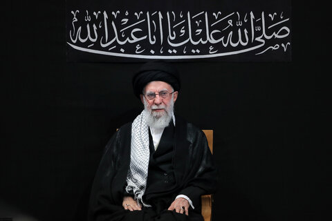تصاویر/ مراسم عزاداری شب عاشورای حسینی (علیه‌السلام) با حضور رهبر انقلاب