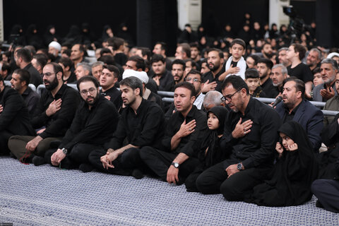 تصاویر/ مراسم عزاداری شب عاشورای حسینی (علیه‌السلام) با حضور رهبر انقلاب