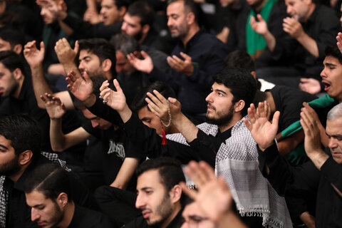 تصاویر/ مراسم عزاداری شب عاشورای حسینی (علیه‌السلام) با حضور رهبر انقلاب