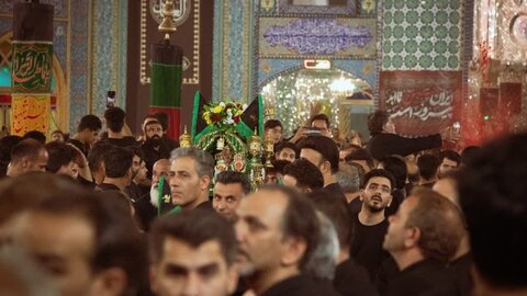 تصاویر/ عزاداری هیئات مذهبی آران وبیدگل شب عاشورای حسینی در هلال بن علی (ع)