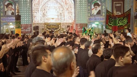 تصاویر/ عزاداری هیئات مذهبی آران وبیدگل شب عاشورای حسینی در هلال بن علی (ع)