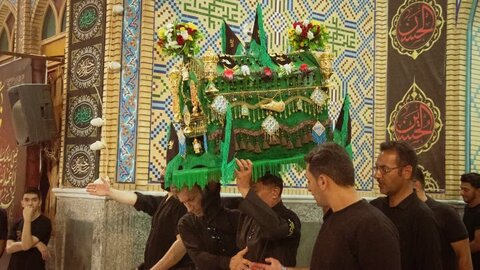 تصاویر/ عزاداری هیئات مذهبی آران وبیدگل شب عاشورای حسینی در هلال بن علی (ع)