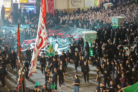 تصاویر/ عزاداری هیئات مذهبی آران وبیدگل شب عاشورای حسینی در هلال بن علی (ع)