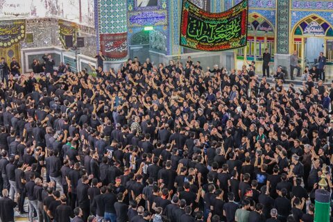 تصاویر/ عزاداری هیئات مذهبی آران وبیدگل شب عاشورای حسینی در هلال بن علی (ع)