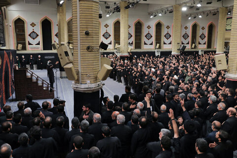 Photos/Cérémonie de deuil dans la nuit d'Achoura (que la paix soit sur lui) en présence du Guide de la Révolution