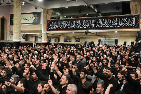 Photos/Cérémonie de deuil dans la nuit d'Achoura (que la paix soit sur lui) en présence du Guide de la Révolution