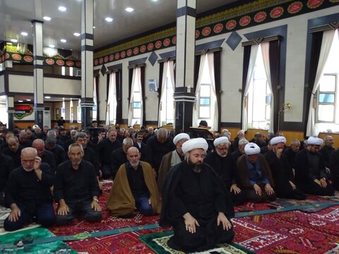 تصاویر/ اقامه نماز ظهر عاشورا در چهاربرج