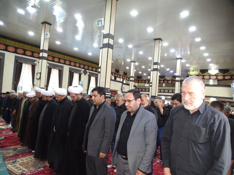 تصاویر/ اقامه نماز ظهر عاشورا در چهاربرج