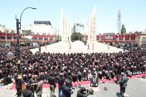 تصاویر/ اقامه نماز ظهر عاشورا در میدان انقلاب زنجان
