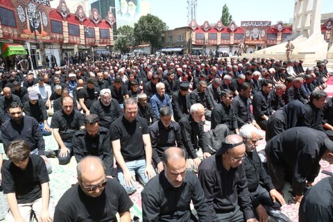 تصاویر/ اقامه نماز ظهر عاشورا در میدان انقلاب زنجان