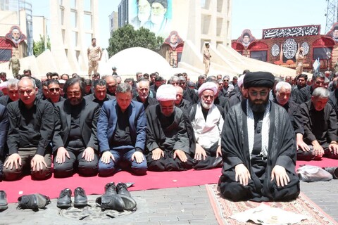 تصاویر/ اقامه نماز ظهر عاشورا در میدان انقلاب زنجان