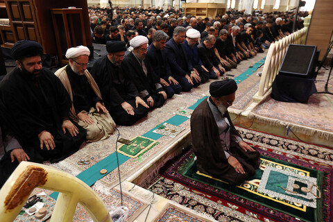 تصاویر/ اقامه نماز ظهر عاشورا در حرم حضرت فاطمه معصومه (س)