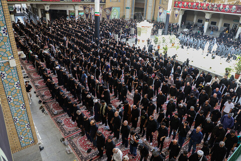 تصاویر/ اقامه نماز ظهر عاشورا در حرم حضرت فاطمه معصومه (س)