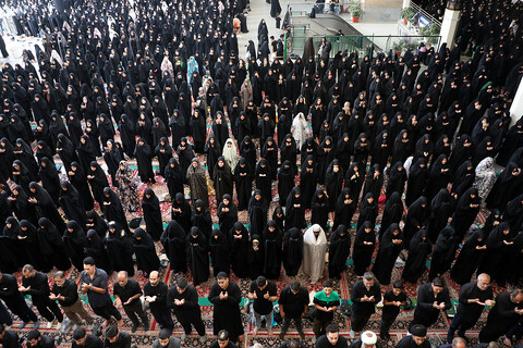 تصاویر/ اقامه نماز ظهر عاشورا در حرم حضرت فاطمه معصومه (س)