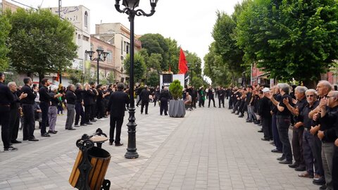 تصاویر/ عزاداری خیابانی مردم شهرستان خوی در عاشورای حسینی