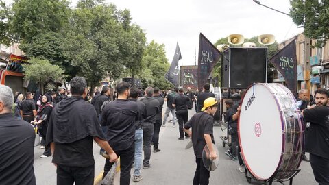 تصاویر/ عزاداری خیابانی مردم شهرستان خوی در عاشورای حسینی