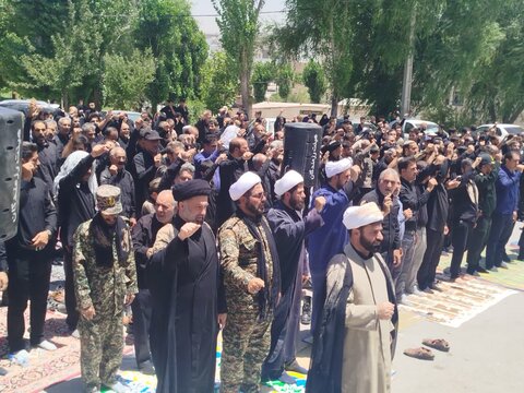 تصاویر اقامه نماز ظهر عاشورا در نورآباد