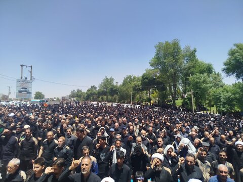 تصاویر اقامه نماز ظهر عاشورا در نورآباد