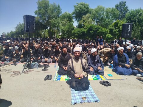 تصاویر اقامه نماز ظهر عاشورا در نورآباد