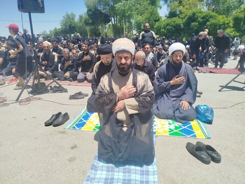 تصاویر اقامه نماز ظهر عاشورا در نورآباد