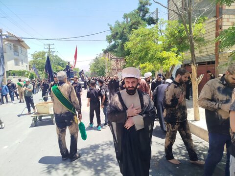 تصاویر اقامه نماز ظهر عاشورا در نورآباد