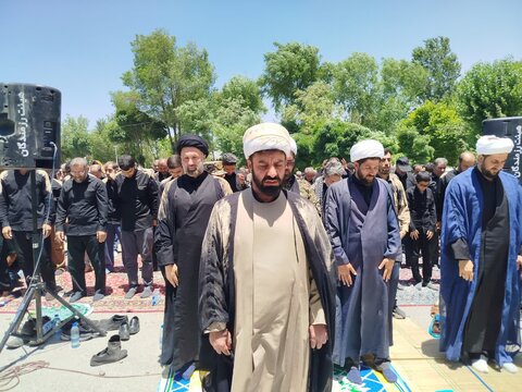 تصاویر اقامه نماز ظهر عاشورا در نورآباد