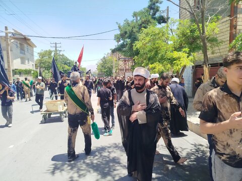 تصاویر اقامه نماز ظهر عاشورا در نورآباد