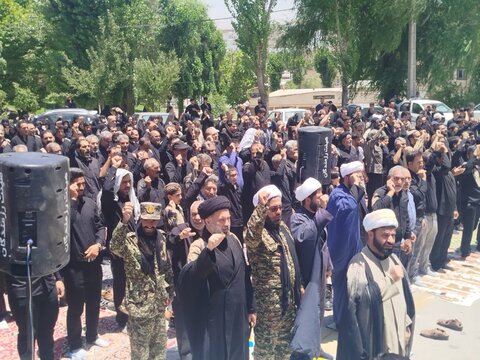 تصاویر اقامه نماز ظهر عاشورا در نورآباد