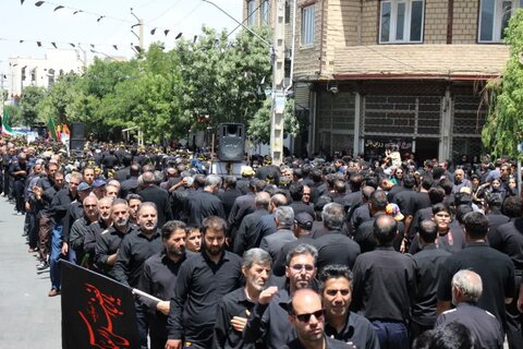 تصایر/ عزاداری خیابانی مردم شهرسستان تکاب در عاشورای حسینی