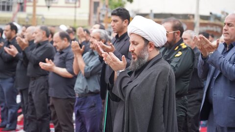 تصاویر/ اقامه نماز جماعت ظهر عاشورا  در خوی