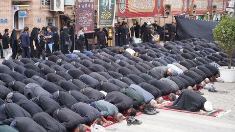 تصاویر/ اقامه نماز جماعت ظهر عاشورا  در خوی