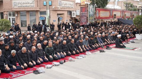 تصاویر/ اقامه نماز جماعت ظهر عاشورا  در خوی