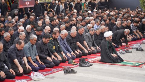تصاویر/ اقامه نماز جماعت ظهر عاشورا  در خوی