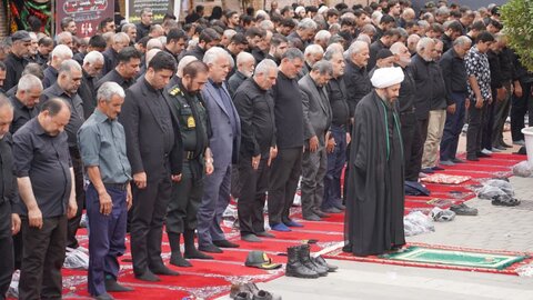 تصاویر/ اقامه نماز جماعت ظهر عاشورا  در خوی