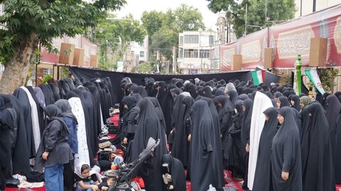 تصاویر/ اقامه نماز جماعت ظهر عاشورا  در خوی