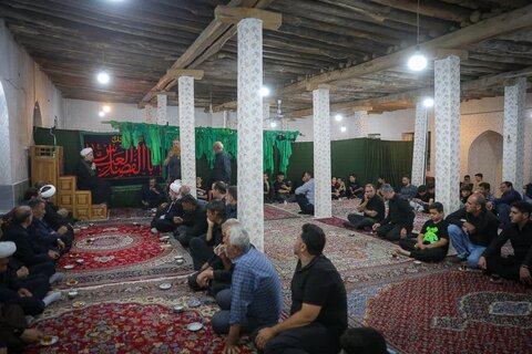 تصاویر / حضور امام جمعه قزوین در جمع عزاداران سوگوار حسینی