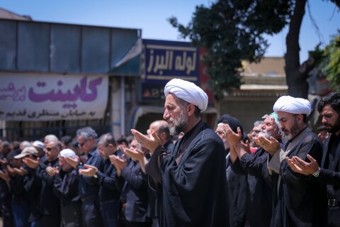 تصاویر / اقامه نماز ظهر عاشورا در قزوین