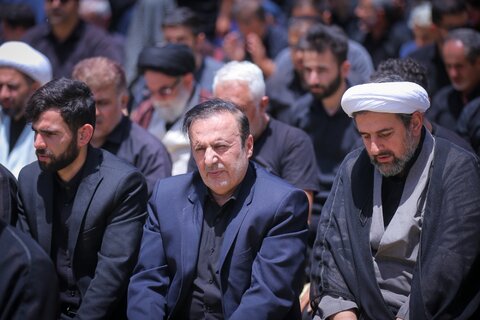 تصاویر / اقامه نماز ظهر عاشورا در قزوین