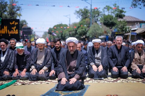 تصاویر / اقامه نماز ظهر عاشورا در قزوین