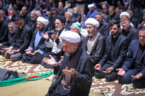 تصاویر / اقامه نماز ظهر عاشورا در قزوین