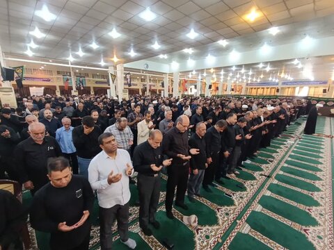 تصاویر/ اقامه عزا سرور و سالار شهیدان و نماز ظهر عاشورا در مصلای جمعه بوشهر