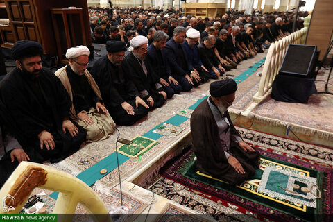 Photos/ Prière de midi d'Achoura au sanctuaire de Hazrat Fatima Masoumeh (PSL)