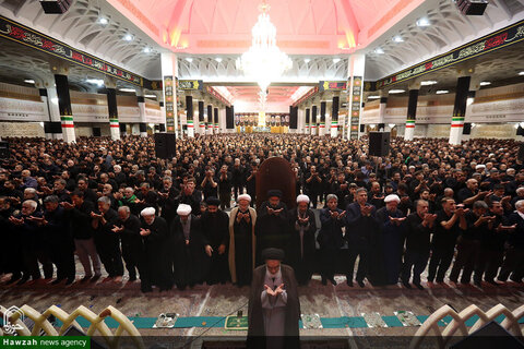 Photos/ Prière de midi d'Achoura au sanctuaire de Hazrat Fatima Masoumeh (PSL)