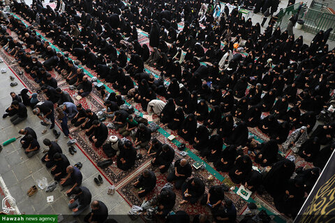 Photos/ Prière de midi d'Achoura au sanctuaire de Hazrat Fatima Masoumeh (PSL)