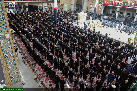 Photos/ Prière de midi d'Achoura au sanctuaire de Hazrat Fatima Masoumeh (PSL)