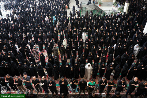 Photos/ Prière de midi d'Achoura au sanctuaire de Hazrat Fatima Masoumeh (PSL)