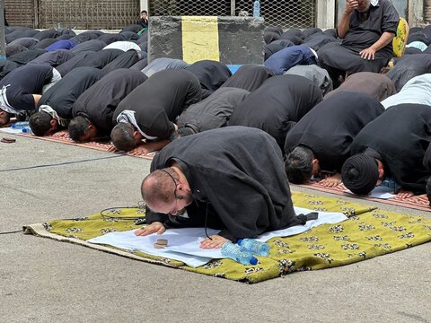 کراچی میں عاشور کے جلوس میں نماز ظہرین کی ادائیگی، عزاداروں کے ہاتھوں میں رہبر معظم کی تصاویر بھی نمایاں