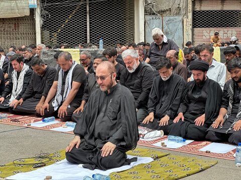 تصاویر/ کراچی میں عاشور کے جلوس میں نماز ظہرین کی ادائیگی، عزاداروں کے ہاتھوں میں رہبر معظم کی تصاویر بھی نمایاں