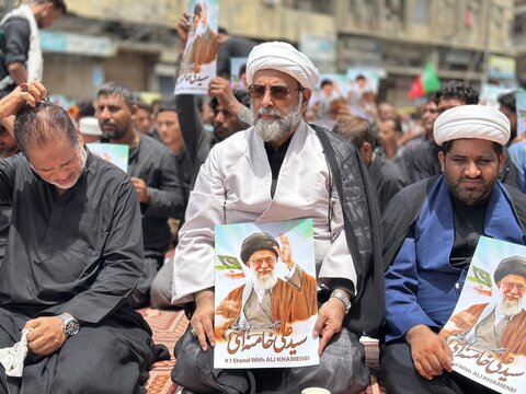 تصاویر | اقامه نماز ظهر عاشورا در کراچی با حضور عزاداران و حمل تصاویر رهبر معظم انقلاب